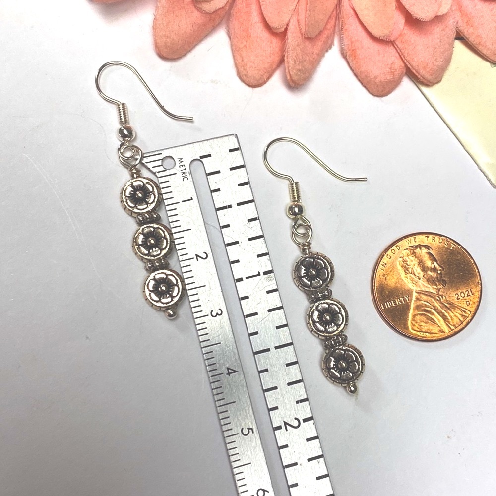NWOT Dainty silver flower stacked earrings pierced - Picture 4 of 4
